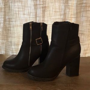 Chunky heel fashion bootie with zippers